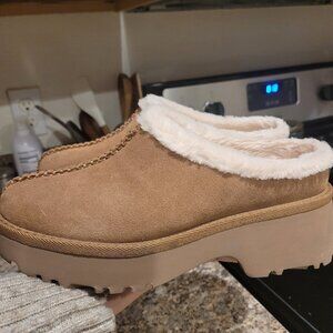 Platform UGG slip ons